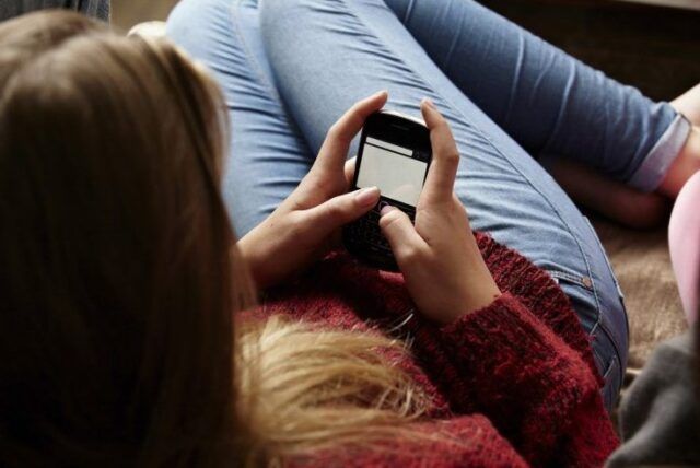 ragazza-telefono-smartphone-web-generica