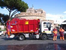 Roma, funzionariario Ama usava l’auto di servizio per andare a prostitute: licenziato