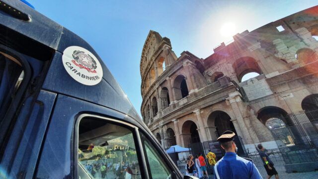 CENTRO - I controlli dei Carabinieri al Colosseo (2)