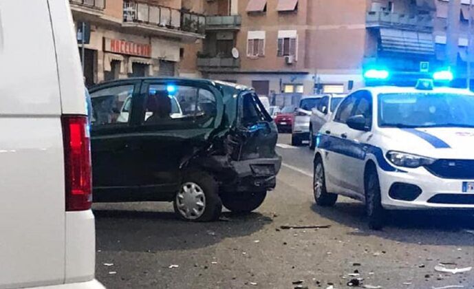 Roma, fa “strike” con l’auto, maxi incidente al Collatino con 6 auto coinvolte: giovane alla guida sottoposto ad alcol e drug test Roma, fa “strike” con l’auto, maxi incidente al Collatino con 6 auto coinvolte: giovane alla guida sottoposto ad alcol e drug test