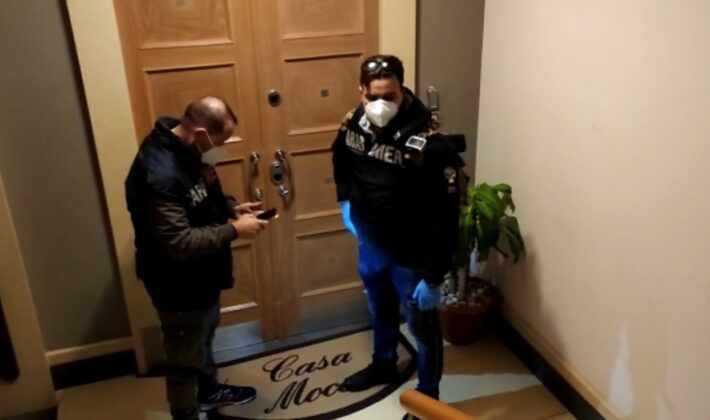 Blitz anti Camorra a Roma: tutti i dettagli dell’operazione di oggi, 13 in tutto gli arresti (VIDEO) Blitz anti Camorra a Roma: tutti i dettagli dell’operazione di oggi, 13 in tutto gli arresti (VIDEO)