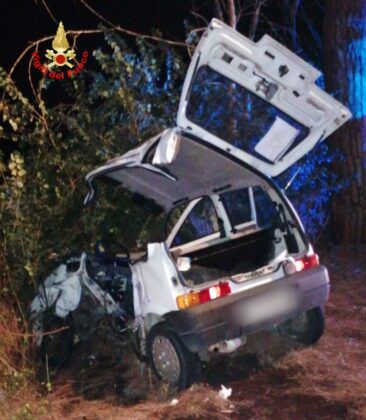 Grave incidente a Cisterna, due auto semi distrutte: servono i Vigili del Fuoco per estrarre una delle persone coinvolte (FOTO) Grave incidente a Cisterna, due auto semi distrutte: servono i Vigili del Fuoco per estrarre una delle persone coinvolte (FOTO)