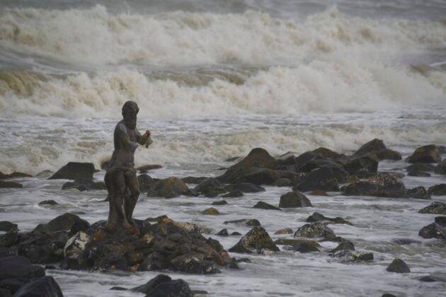 Ostia, la statua di Nettuno perde il Tridente durante la mareggiata notturna Ostia, la statua di Nettuno perde il Tridente durante la mareggiata notturna