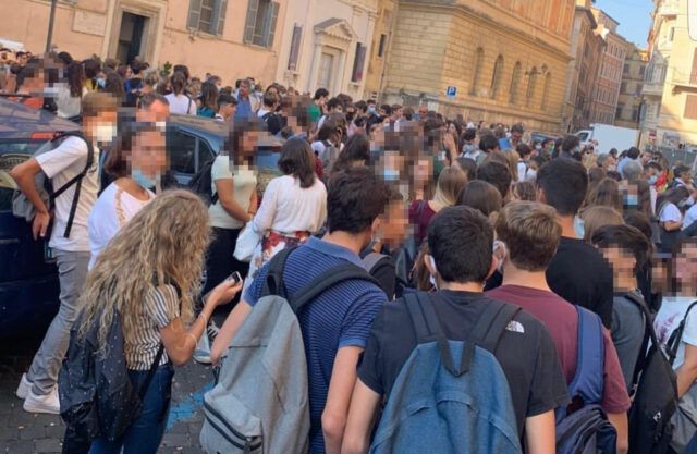 Affollamento fuori scuola