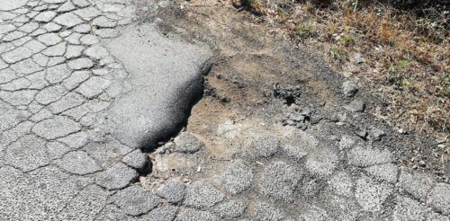 Buche in strada e sicurezza stradale, il Comune di Roma ha 6 mesi di tempo per effettuare le necessarie migliorie: la decisione del Codacons