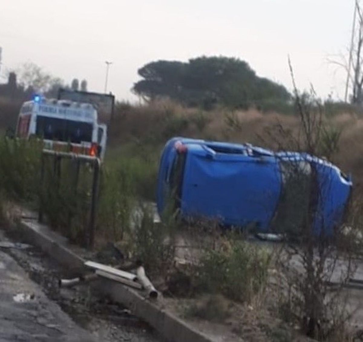 Via Cristoforo Colombo Perde Il Controllo Dell Auto E Finisce Fuori Strada Donna Ferita Gravemente