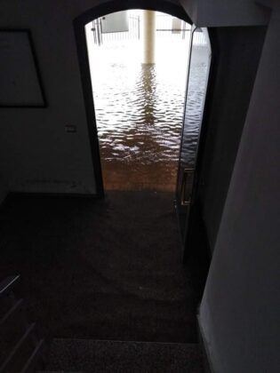 Bomba d’acqua su Nettuno: auto sommerse e strade allagate (FOTO e VIDEO) Bomba d’acqua su Nettuno: auto sommerse e strade allagate (FOTO e VIDEO)