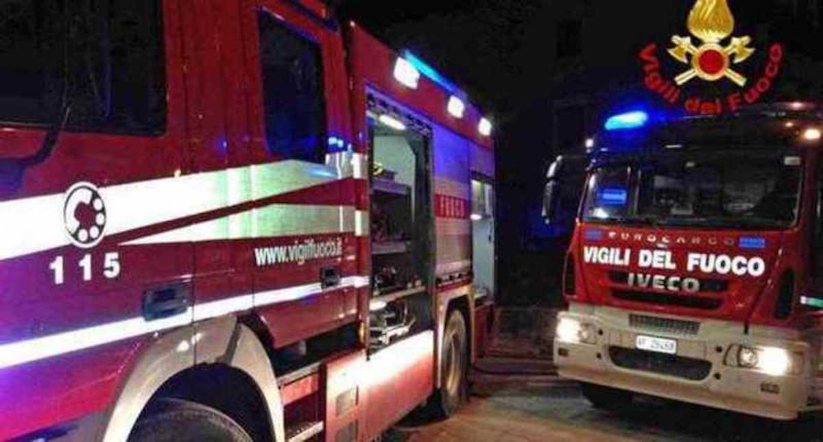 Incendio questa notte del magazzino di una pizzeria. Celere l'intervento dei soccorsi, nessuna persona è rimasta coinvolta.