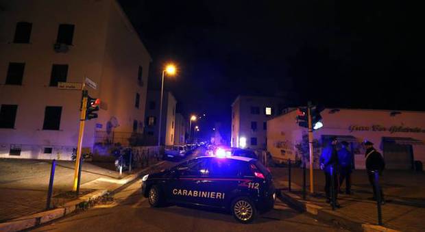 Rimprovera chi scarica calcinacci in strada e viene picchiato