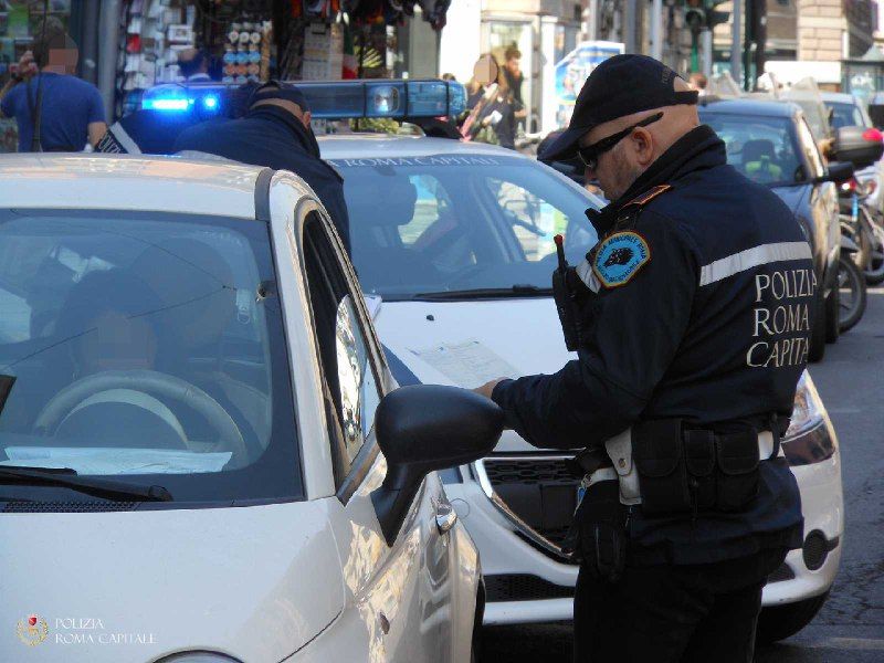 Agente della polizia locale intervenuto per l'incidente al villaggio olimpico minicar ribaltata