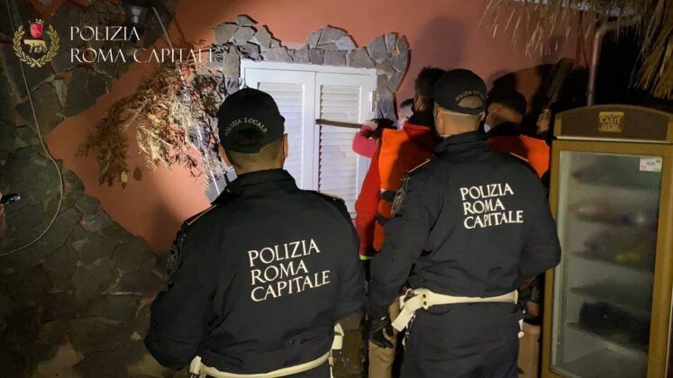 Roma: sgombero e abbattimento di altre villette dei Casamonica (FOTO) Roma: sgombero e abbattimento di altre villette dei Casamonica (FOTO)