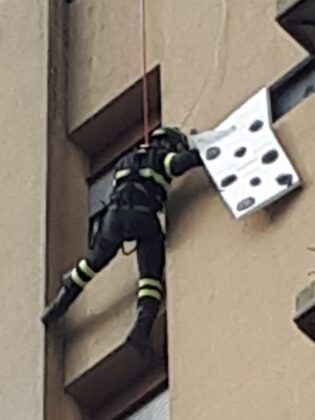 Pomezia, pannelli pericolanti: intervento in alta quota dei Vigili del Fuoco (FOTO) Pomezia, pannelli pericolanti: intervento in alta quota dei Vigili del Fuoco (FOTO)