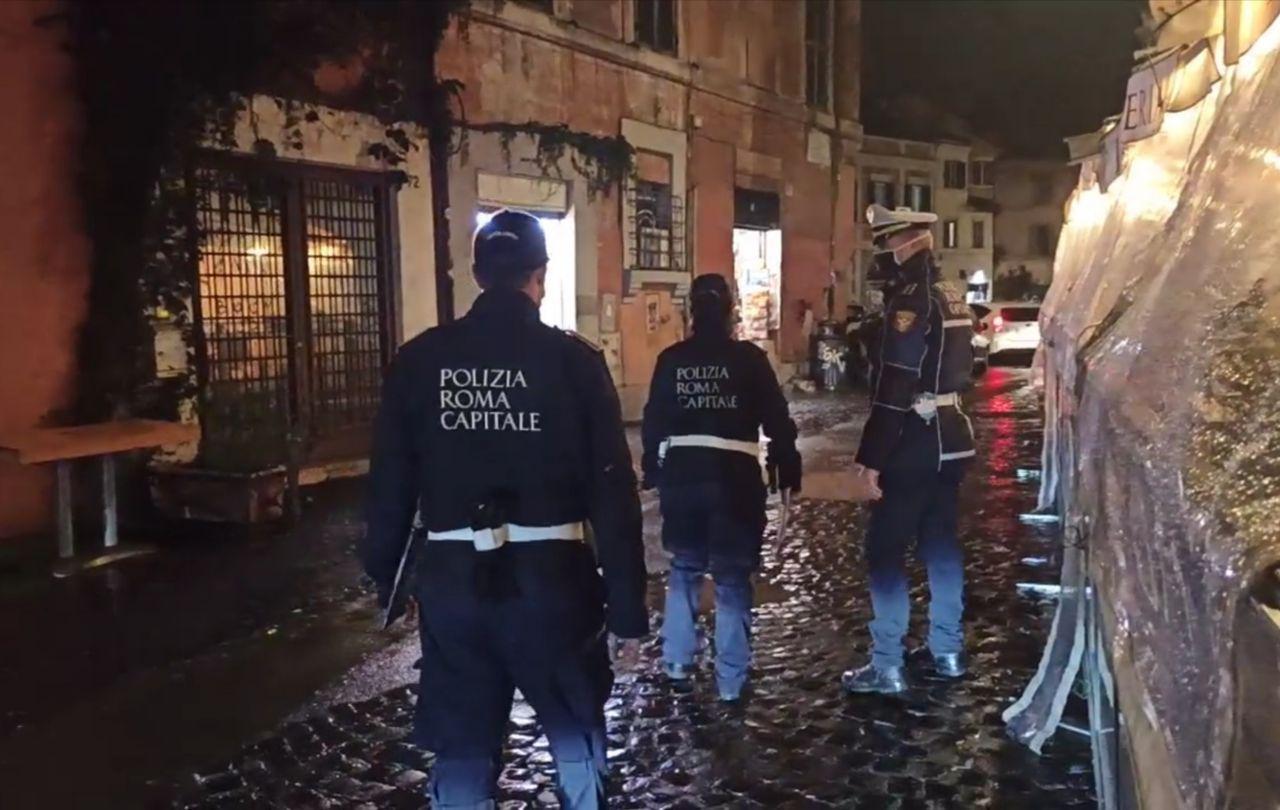 Agenti della Polizia Locale impegnati in alcuni controlli a Roma