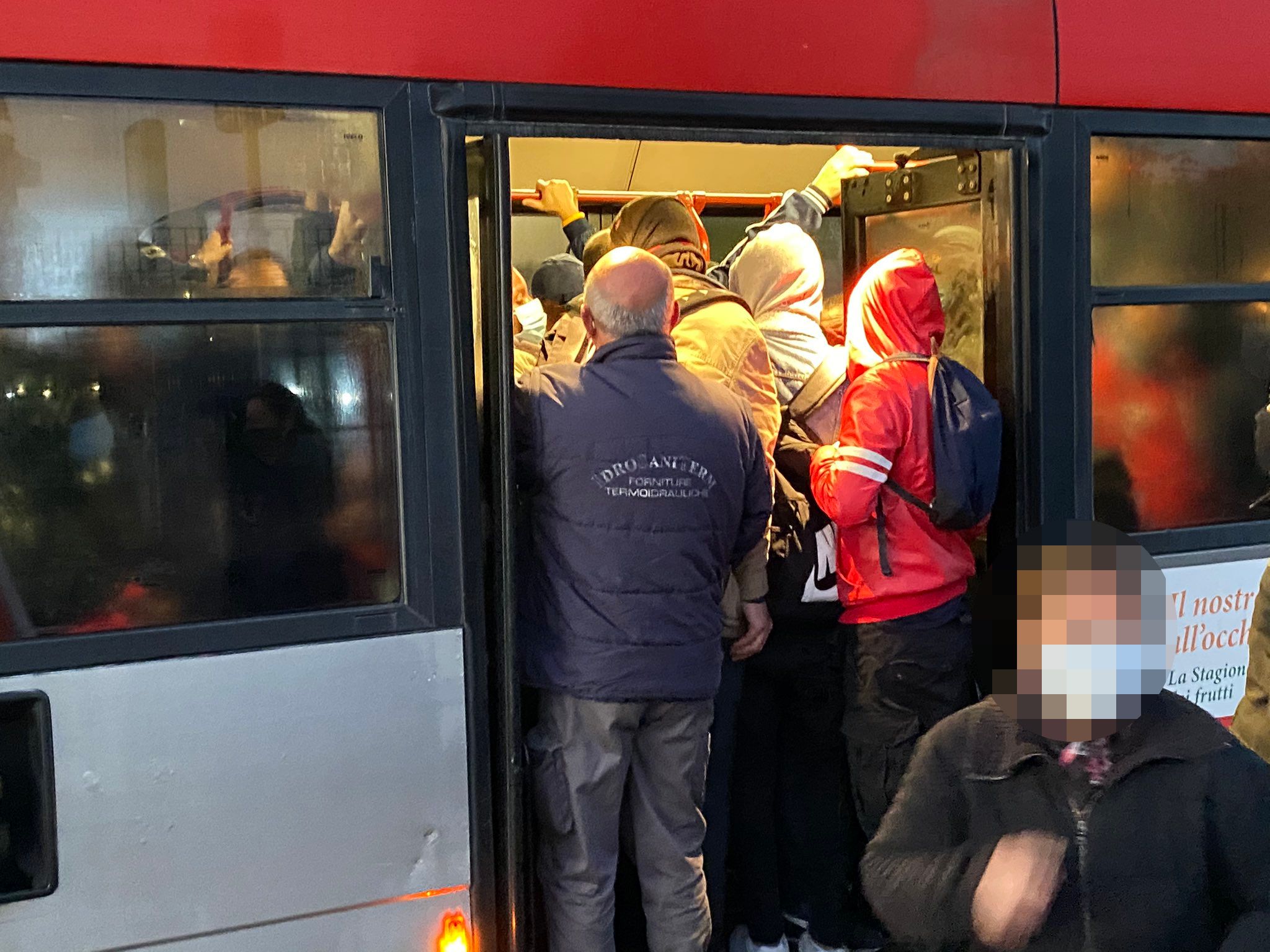 Rissa su un bus atac tra stranieri ubriachi