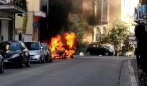 auto incendiata fondi