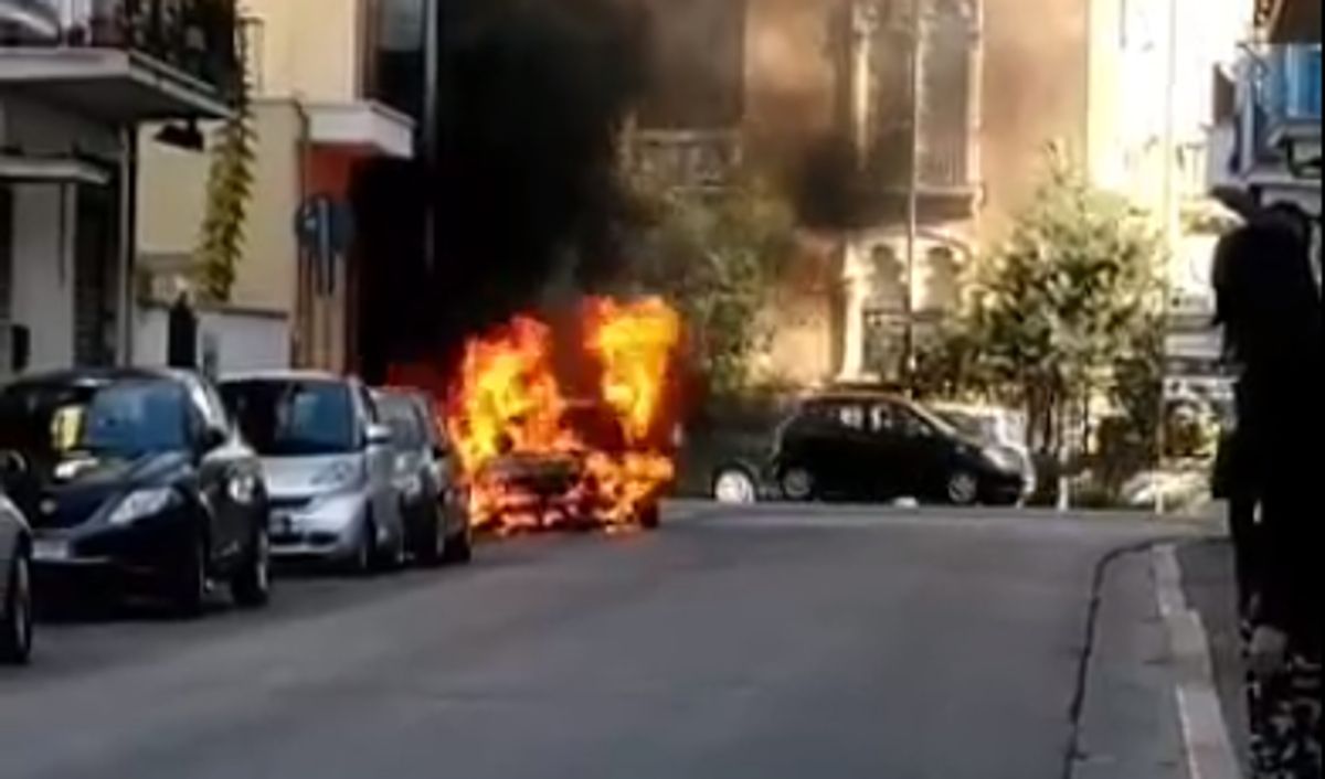 auto incendiata fondi