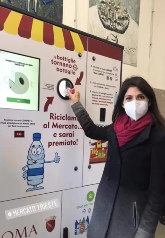 Virgina Raggi - macchinetta mangia plastica