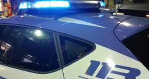 Poliziotto prende a manganellate 25enne romeno