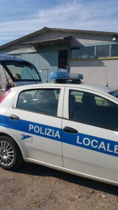 Ardea, agenti intervengono per un incidente e nell’auto (senza conducente) scoprono refurtiva rubata a una vedova di 86 anni: è caccia ai ladri Ardea, agenti intervengono per un incidente e nell’auto (senza conducente) scoprono refurtiva rubata a una vedova di 86 anni: è caccia ai ladri