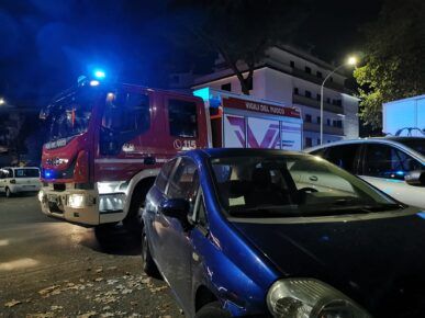 Mezzo dei Vigili del Fuoco intervenuto per incendio a Roma
