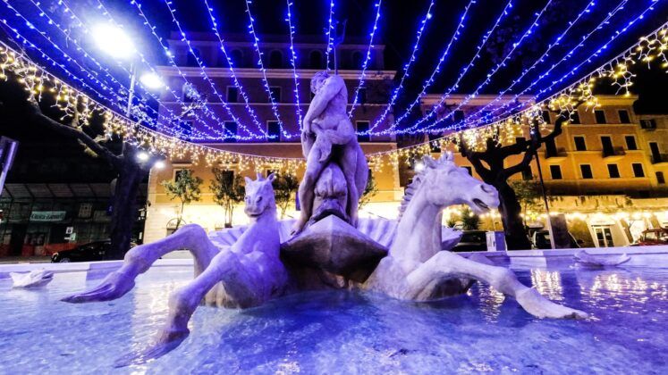Nettuno si illumina per il Natale: accese le luminarie nei punti più caratteristici della città (FOTO) Nettuno si illumina per il Natale: accese le luminarie nei punti più caratteristici della città (FOTO)