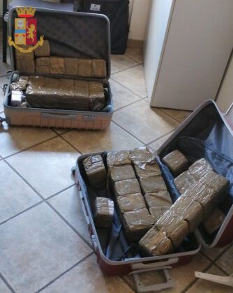 Auto scorta furgone con 40kg hashish: arrestati Auto scorta furgone con 40kg hashish: arrestati