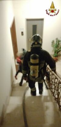 Paura a Roma, appartamento divorato dalle fiamme: inquilini salvati dai vigili del fuoco (FOTO) Paura a Roma, appartamento divorato dalle fiamme: inquilini salvati dai vigili del fuoco (FOTO)