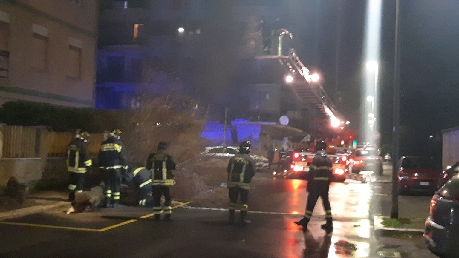 Roma, dramma nella notte fiamme nella villetta, mamma e figlio trovati