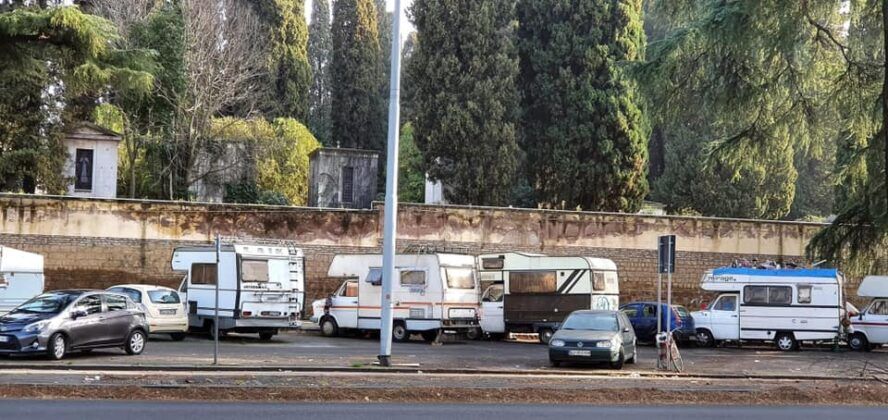 Roma, sos decoro: camping davanti al cimitero Verano (FOTO) Roma, sos decoro: camping davanti al cimitero Verano (FOTO)