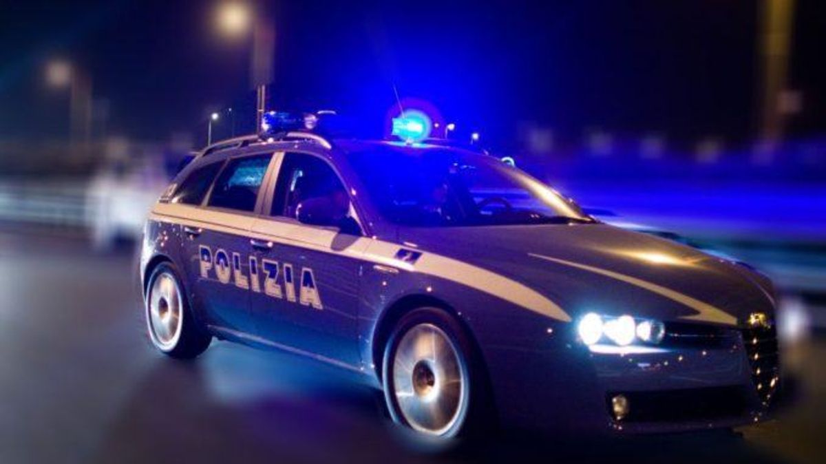 L'auto della Polizia che arriva dopo la segnalazione dell'uomo rapinato in via Togliatti