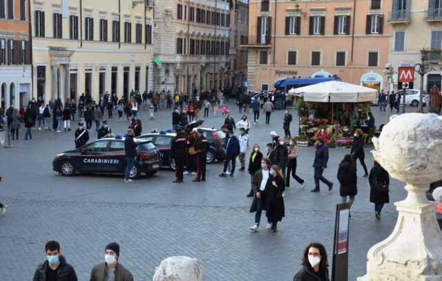 Controlli antiassembramento dei Carabinieri nel centro storico (1)