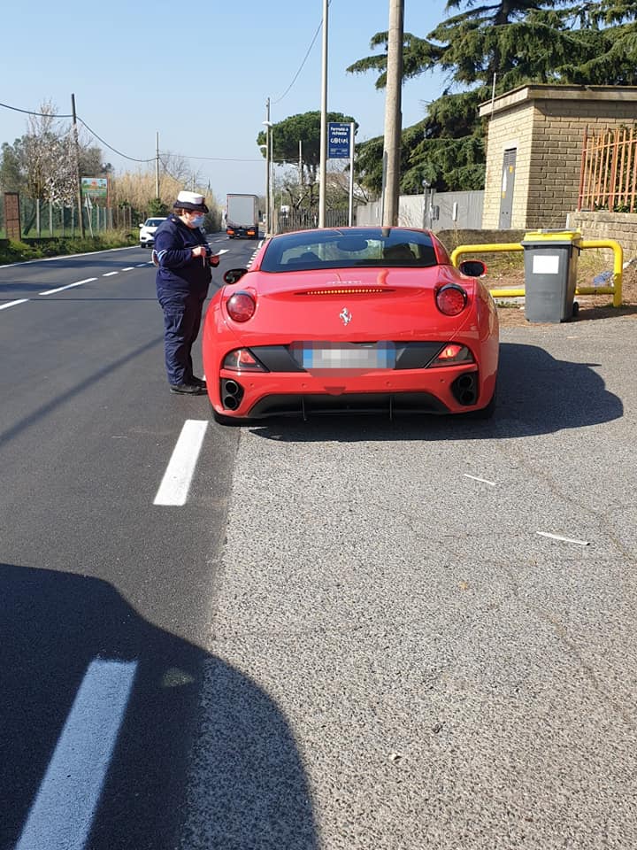 Imprenditore ubriaco e senza patente sfreccia sulla sua Ferrari in giro per Roma: ‘Sono mio fratello’