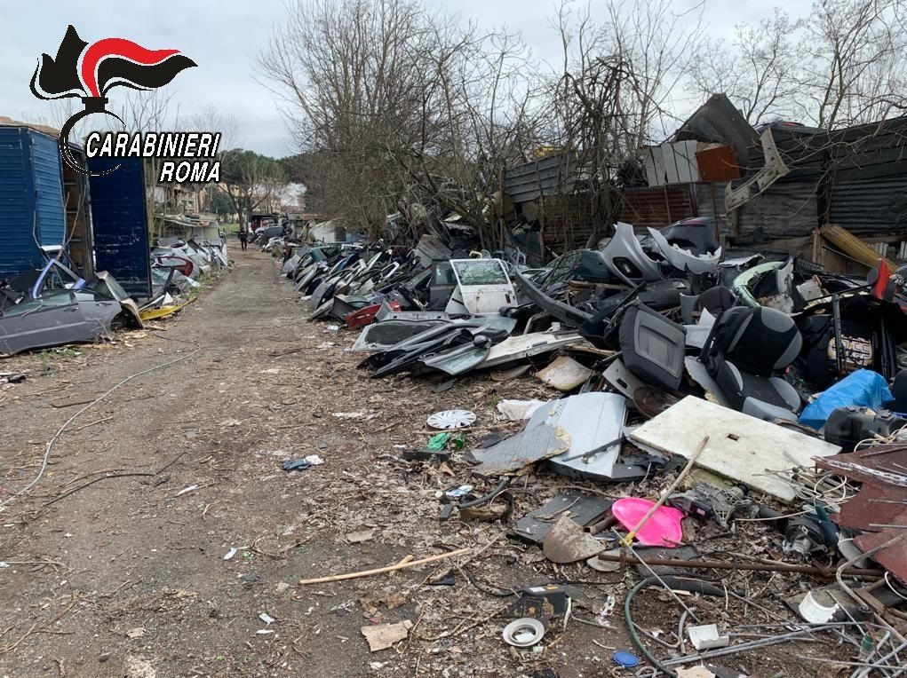 Sfascio illegale viale Palmiro Togliatti