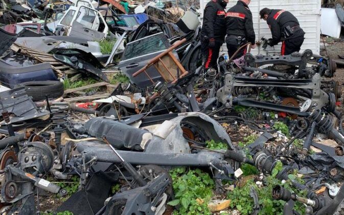 Roma. ‘Sfascio’ illegale e auto rubate: la vasta area era già sotto sequestro (FOTO) Roma. ‘Sfascio’ illegale e auto rubate: la vasta area era già sotto sequestro (FOTO)