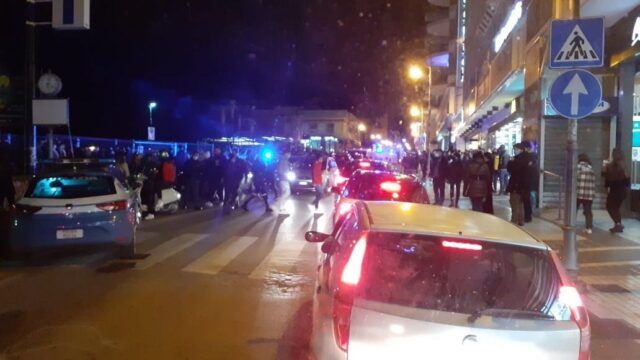 Latina, 17enne muore accoltellato durante una rissa: feriti altri due giovani Latina, 17enne muore accoltellato durante una rissa: feriti altri due giovani