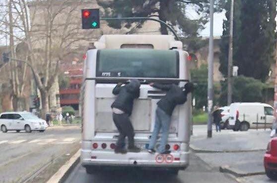 attaccati ad autobus a roma