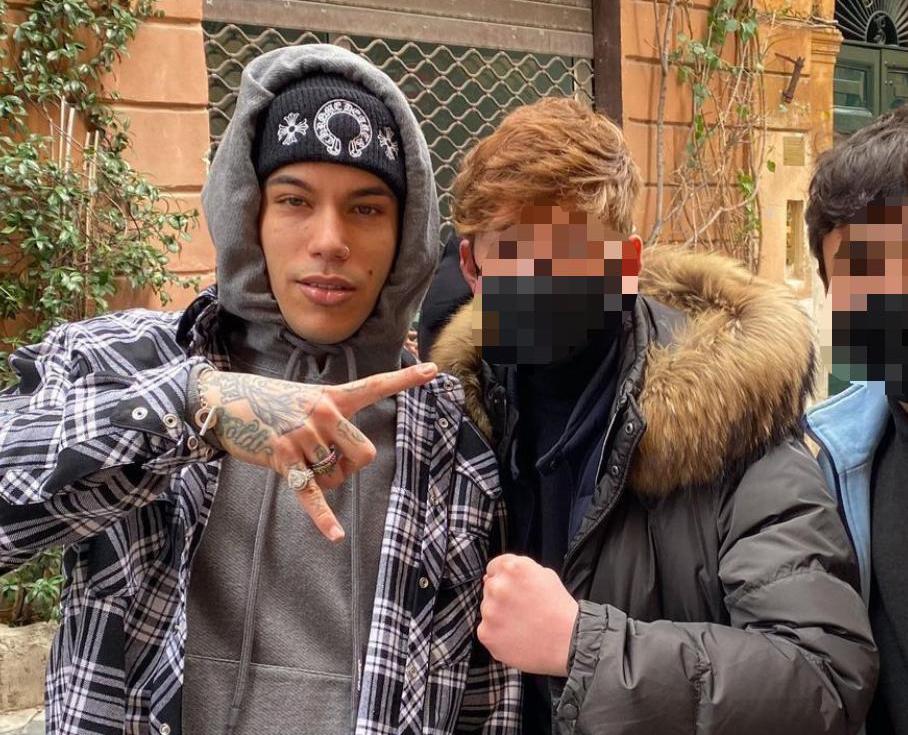 Sfera Ebbasta senza mascherina