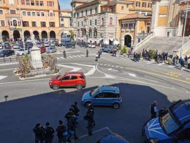 manifestazione piazza Sempione