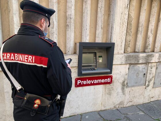 Roma, tentano il colpo grosso al Bancomat, oltre 49.000 euro ma…scatta l’allarme Roma, tentano il colpo grosso al Bancomat, oltre 49.000 euro ma…scatta l’allarme