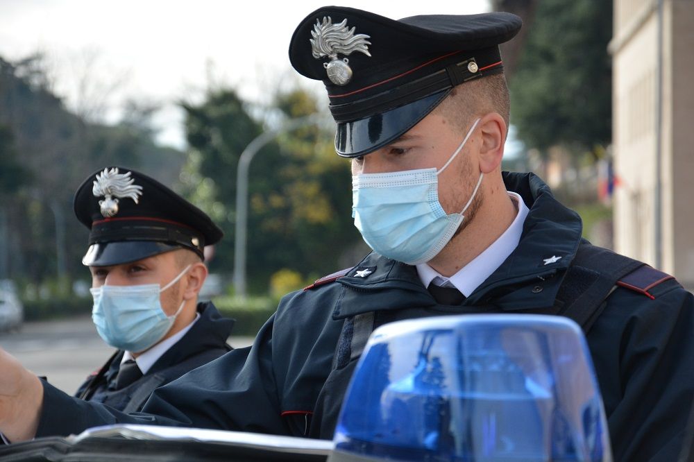 Controlli carabinieri Roma cena clandestina e giovani assembrati