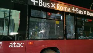 sassi contro bus atac campo rom