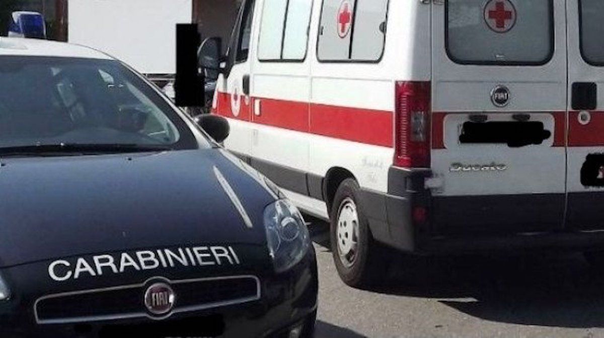 Ambulanza e carabinieri intervenuti ieri al quarticciolo per l tentato omicidio