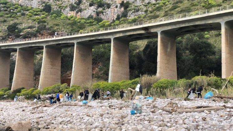 Da Gaeta l’iniziativa dei giovani per ripulire le spiagge: ‘Abbiamo raccolto solo ieri 10 quintali di rifiuti’ Da Gaeta l’iniziativa dei giovani per ripulire le spiagge: ‘Abbiamo raccolto solo ieri 10 quintali di rifiuti’
