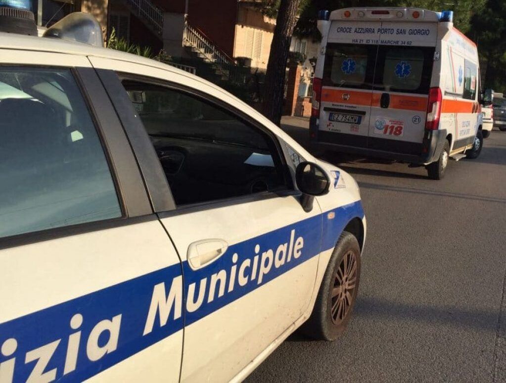 Polizia locale e ambulanza per l'incidente a Cisterna di Latina in via toti