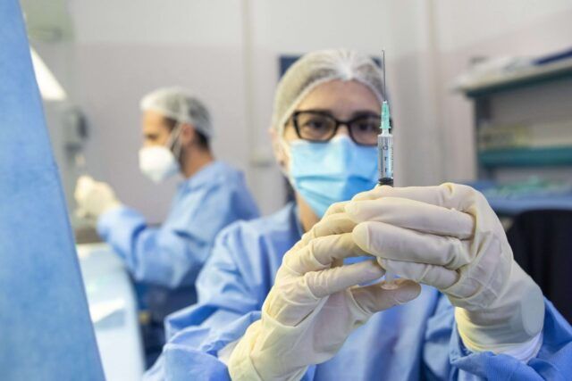 Lazio, prenotazione vaccino Covid al via per 60-61enni: come fare domanda, lista dei centri e moduli Quando verranno vaccinati gli studenti e i giovani
