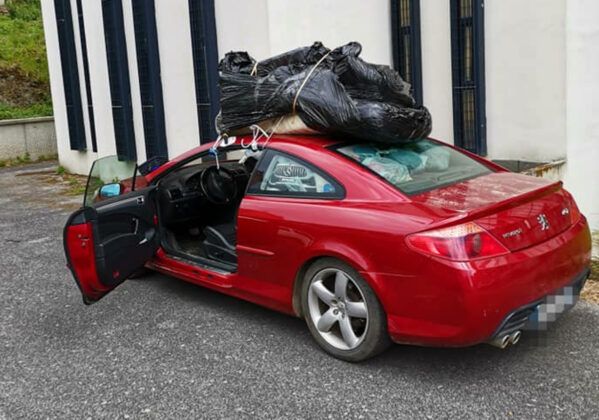 Castelli, trasforma l’auto in un camion del trasloco: trasportava perfino un motorino (FOTO) Castelli, trasforma l’auto in un camion del trasloco: trasportava perfino un motorino (FOTO)