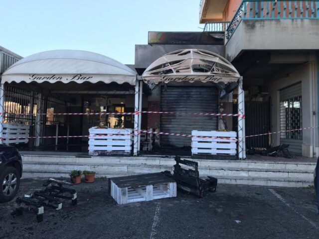 Il locale incendiato a Colleferro (1)