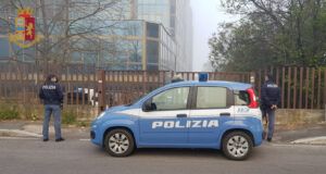 Polizia intervenuta alla Romanina per lo squilibrato che entrava e usciva dalle auto