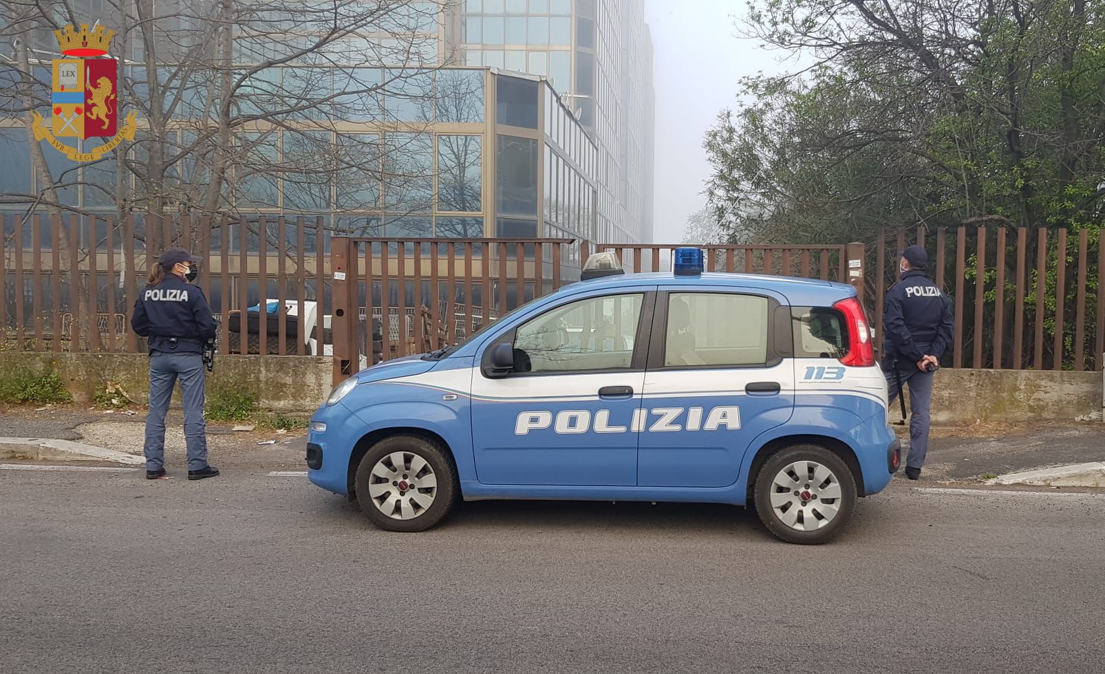 Polizia intervenuta alla Romanina per lo squilibrato che entrava e usciva dalle auto