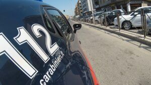 Parcheggia in doppia fila e viene arrestato